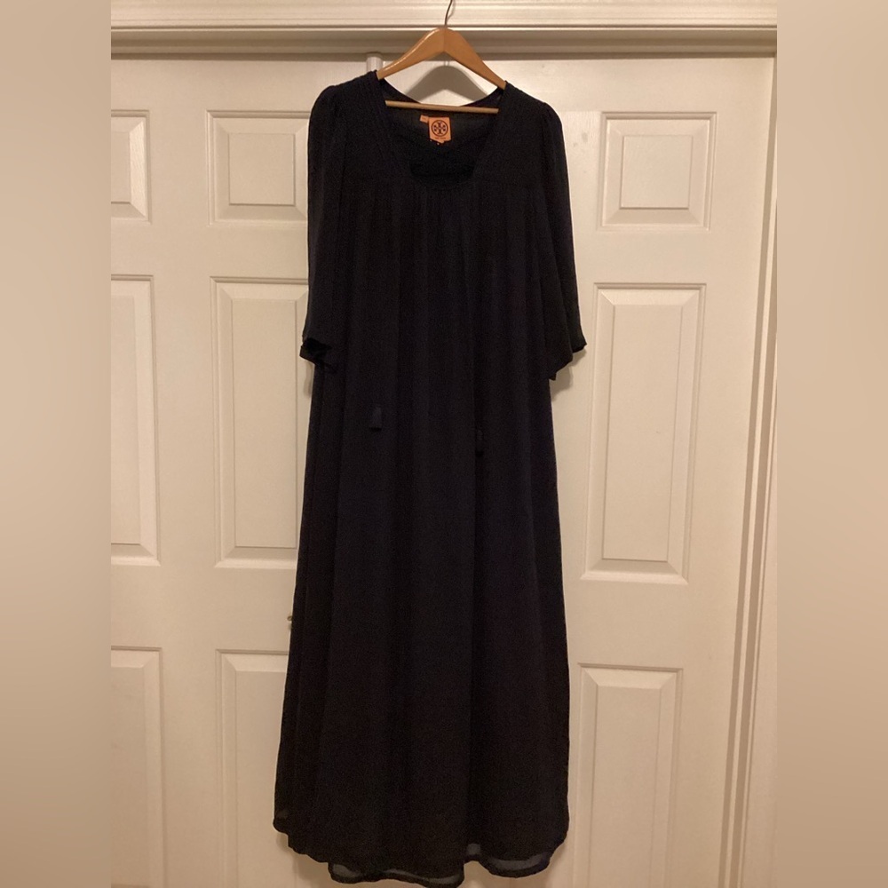 Tory Burch Black Maxi Dress-SZ 4
Pit to pit 17”
Length 58”
Sleeve 18”